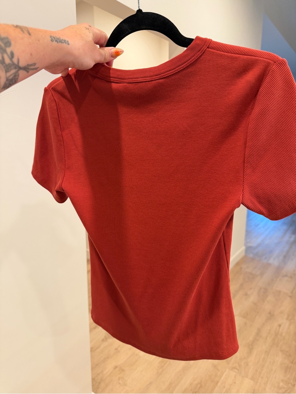 VERONICA BEARD pruitt tee in brick red - Picture 5 of 5